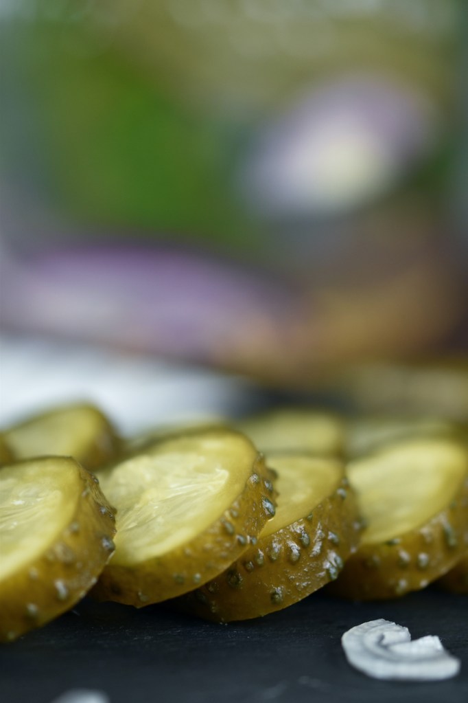 Salzgurken in Scheiben geschnitten - wilde Fermentation