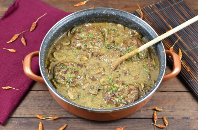 Frikadellen aus dem Backofen in cremiger&nbsp;Pilzsauce