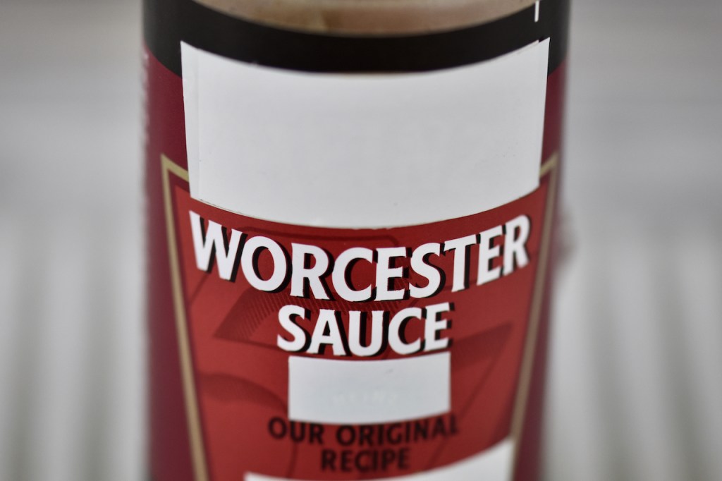 Worcester Sauce in einem Fläschchen.