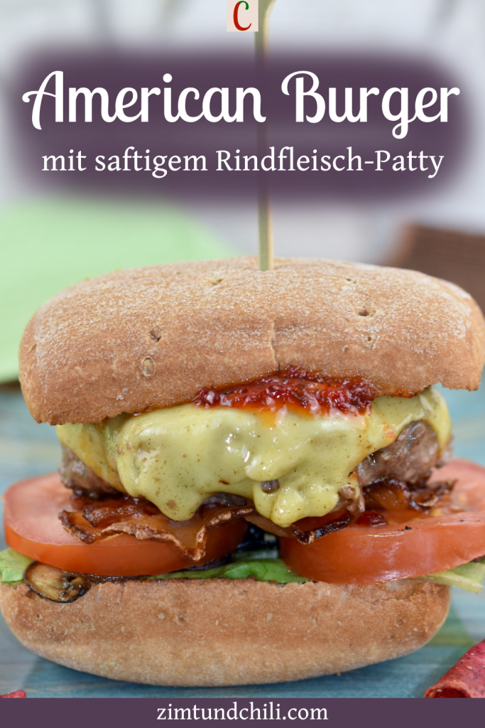 American Burger mit saftigem Rindfleisch-Patty auf blauem Teller. Hintergrund hell. Beschrifteter Pin.