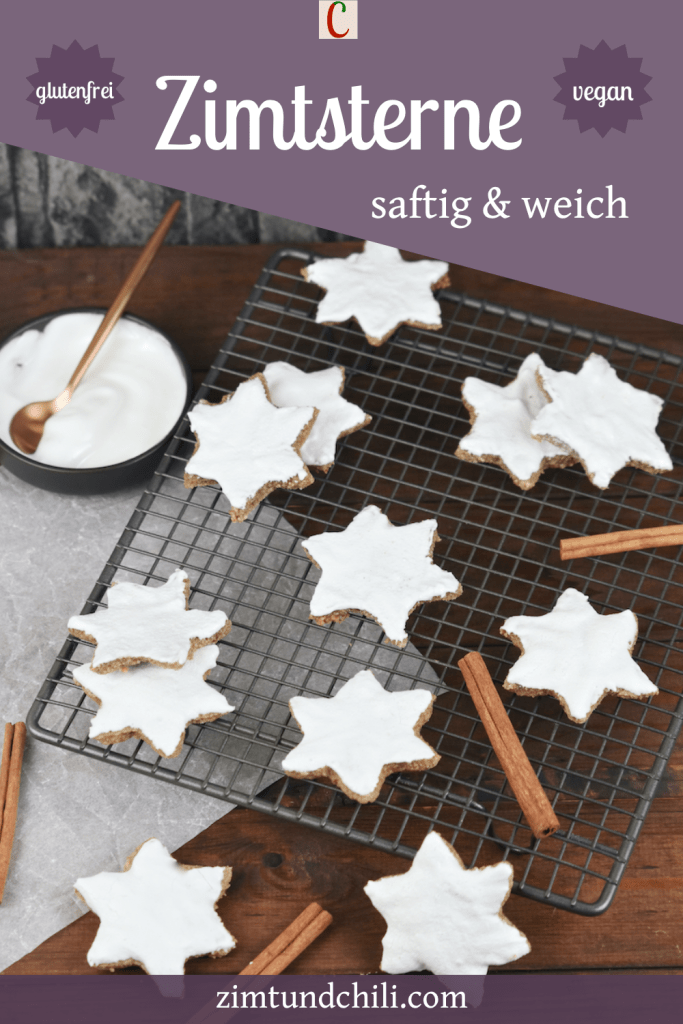 Vegane und Glutenfreie Zimtsterne auf einem Abkühlgitter. Beschrifteter Pin.