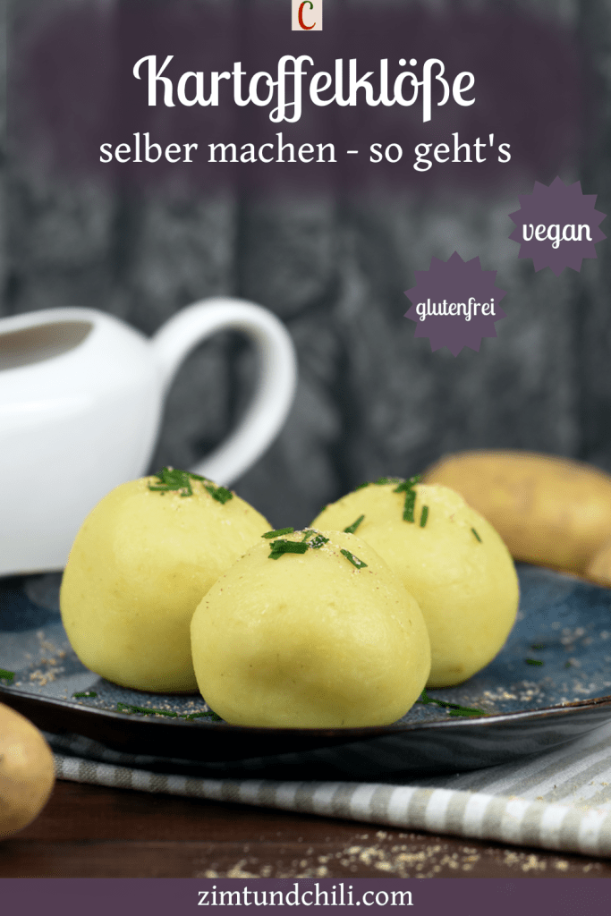 Drei Kartoffelklöße liegen auf einem auf dunkelblauem Teller. Beschrifteter Pin.