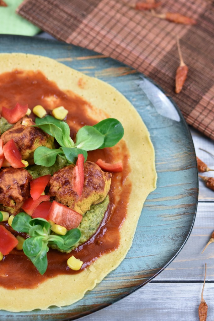 Vegane Burritos mit knusprigen Blumenkohlwings belegt aber noch nicht aufgerollt.