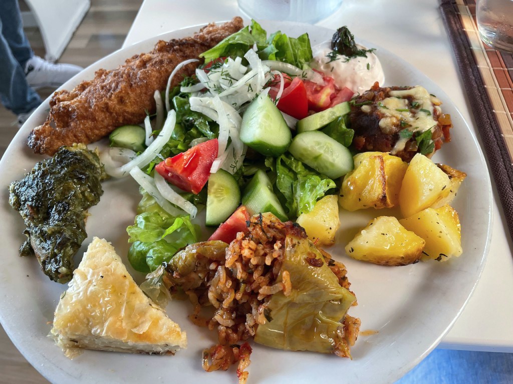 Essen und Trinken in Albanien -  Vorspeisenteller mit Salat