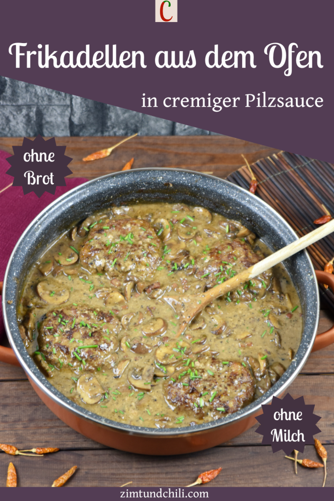 Frikadellen aus dem Backofen in cremiger Pilzsauce in einer tiefen Pfanne. Hintergrund dunkel. Beschrifteter Pin.