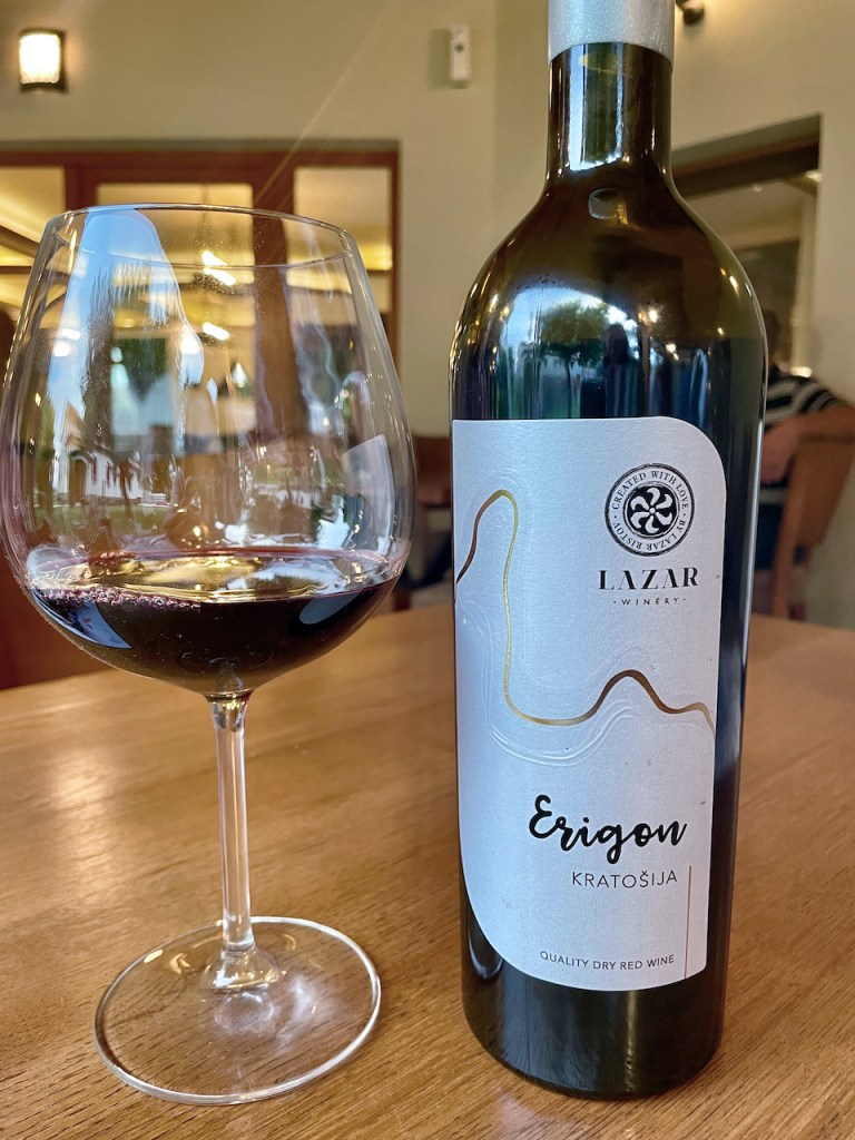 Essen und Trinken in Mazedonien - Wein - Kratošia von Lazar - mit Glas