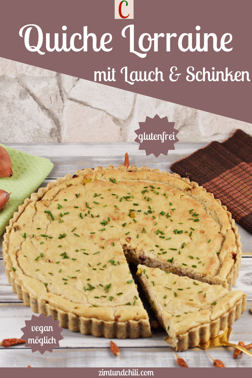 Runde Quiche Lorraine mit Lauch. Hintergrund hell. Beschrifteter Pin.