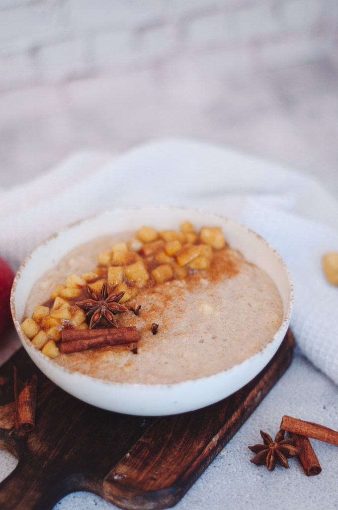 Bratapfel-Porridge in einer weißen Schale.