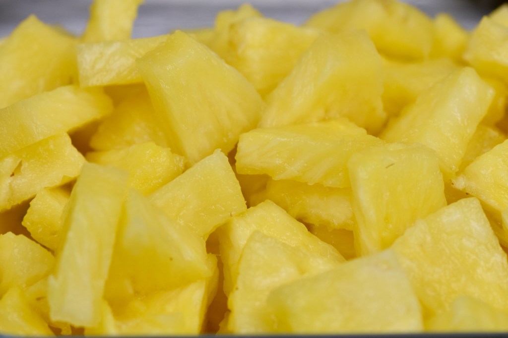 Ananas in Stücke geschnitten. Nahaufnahme.