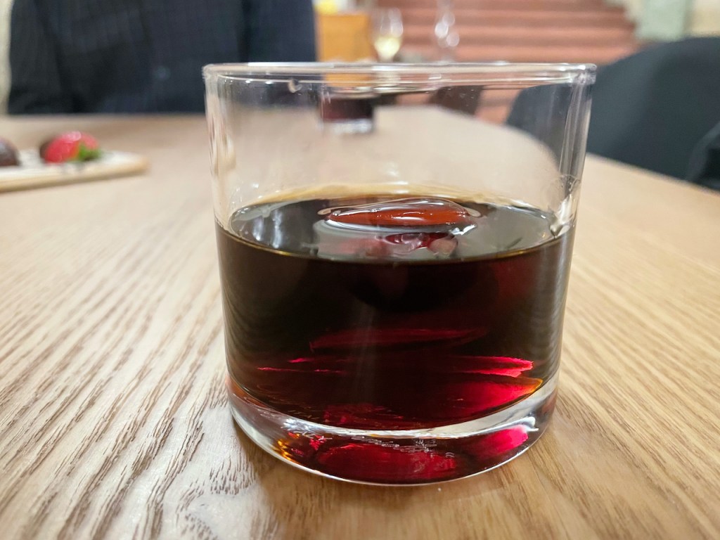 Amaro Lucano in einem Glas mit einem Eiswürfel - Essen & Trinken in der Basilikata