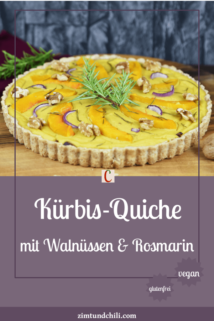 Runde Kürbis-Quiche mit Walnüssen und Rosmarin. Hintergrund dunkel. Beschrifteter Pin.