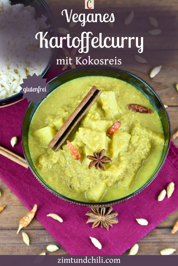 Veganes Kartoffelcurry in einer schwarzen Schale. Im Hintergrund steht der Kokosreis in einer anderen asiatischen Schale. Beschrifteter Pin.