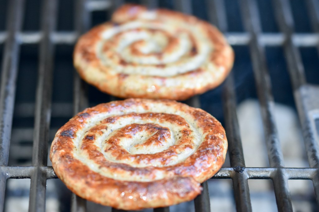 So könnte Clean Meat aussehen - Bratwurstschnecke auf dem Grillrost.