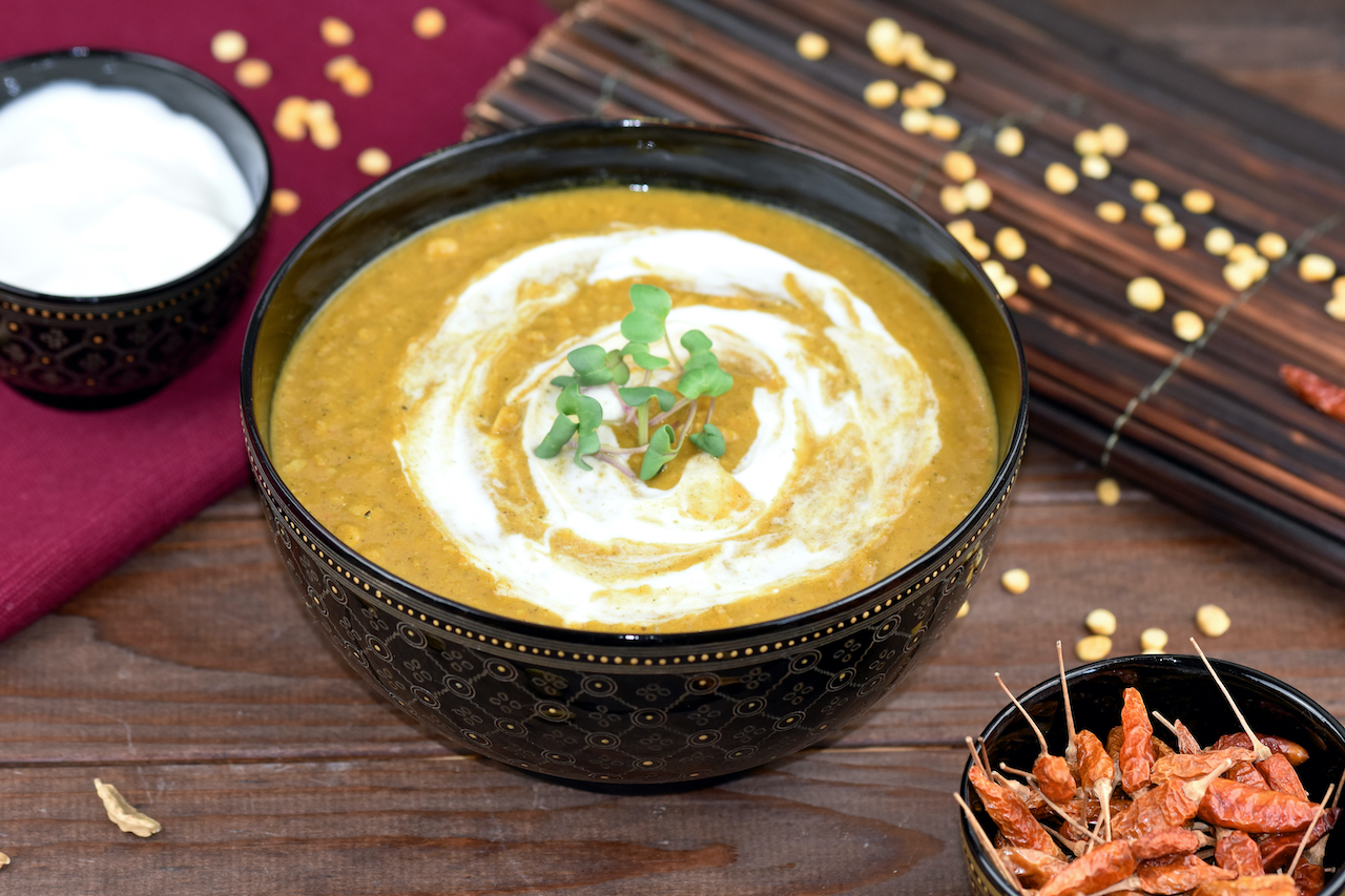 Chana Masala - indisches Kichererbsen-Curry - in einer dunklen Schale.