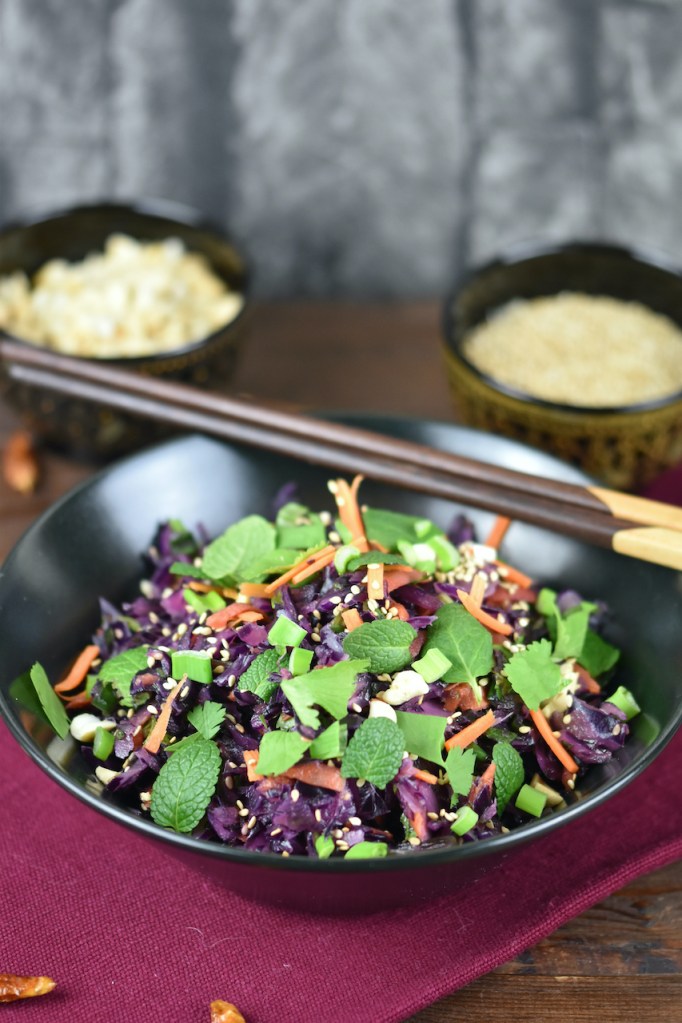 Frischer Rotkohlsalat mit Asia-Dressing in einer schwarzen Schale.