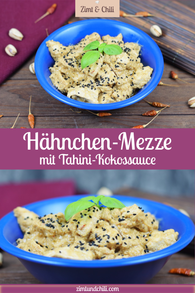Hähnchen-Mezze in Tahini-Kokossauce in einer blauen Schale garniert mit Basilikum. Hintergrund dunkel. Pin beschriftet mit zwei Fotos.
