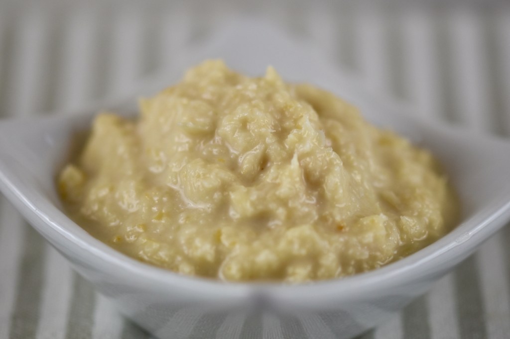 geriebener Meerrettich aus dem Glas in weißem Porzellan-Schälchen.