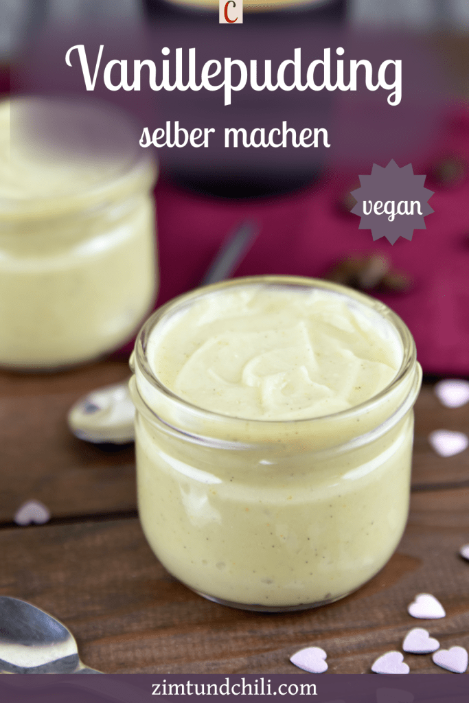 Vanillepudding selber machen und in Gläser abgefüllt. Hintergrund dunkel. Beschrifteter Pin.