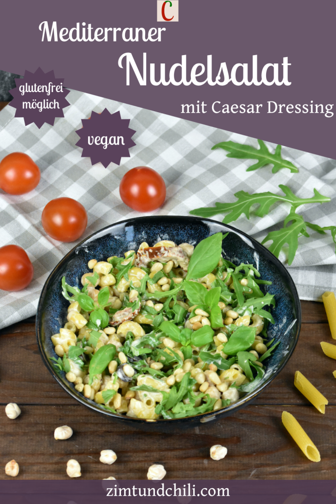 Mediterraner Nudelsalat in blauer Schale. Beschrifteter Pin.