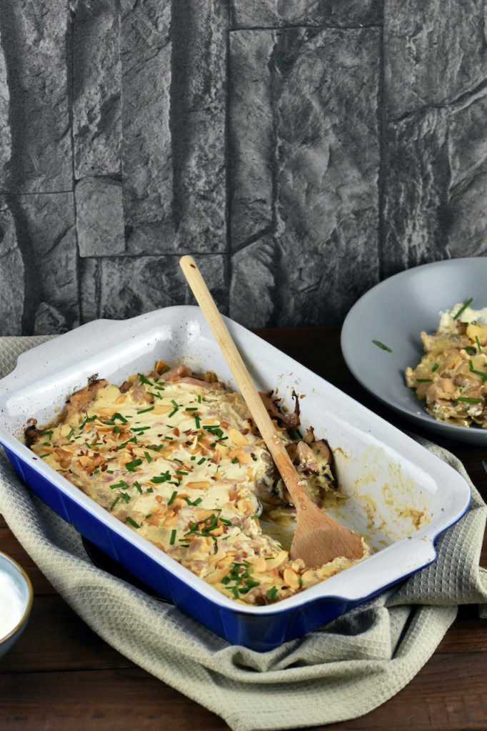 Sauerkrautauflauf mit Kartoffelpüree in einer Auflaufform aus Porzellan