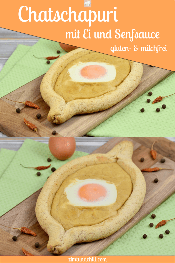 Chatschapuri mit Ei und Senfsauce auf länglichem Holzbrettchen. Heller Hintergrund dekoriert mit einem Ei, getrockneten Chilischoten und Pimentkörnern. Pin beschriftet mit 2 Fotos.