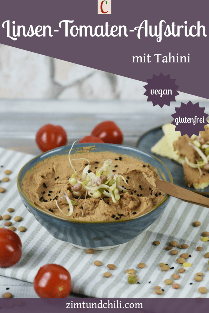 Linsen-Tomaten-Aufstrich mit Tahini in einer grauen Schale. Hintergrund hell. Beschrifteter Pin.