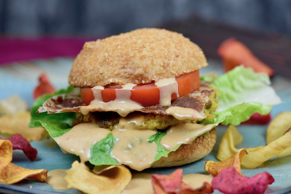 Quinoa-Burger mit Tahini-Kokossauce - Burger - Quinoa-Burger - Quinoa-Bratlinge - Quinoa - Rezept - vegan - glutenfrei - gesund - Burgersauce - Ideen - einfach