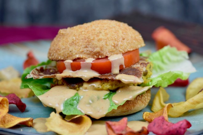 Quinoa-Burger mit Tahini-Kokossauce