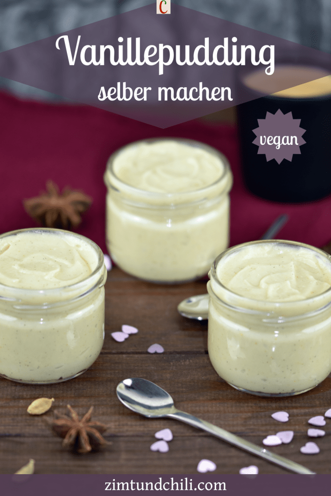 Vanillepudding selber machen und in Gläser abgefüllt. Hintergrund dunkel. Beschrifteter Pin.