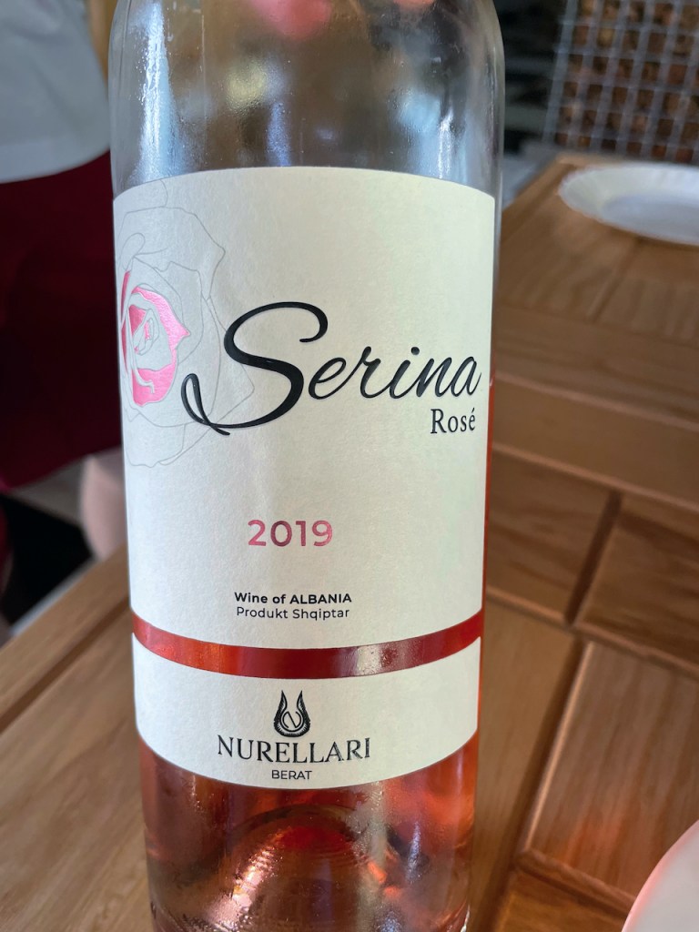 Albanischer Wein in der Flasche - Serina