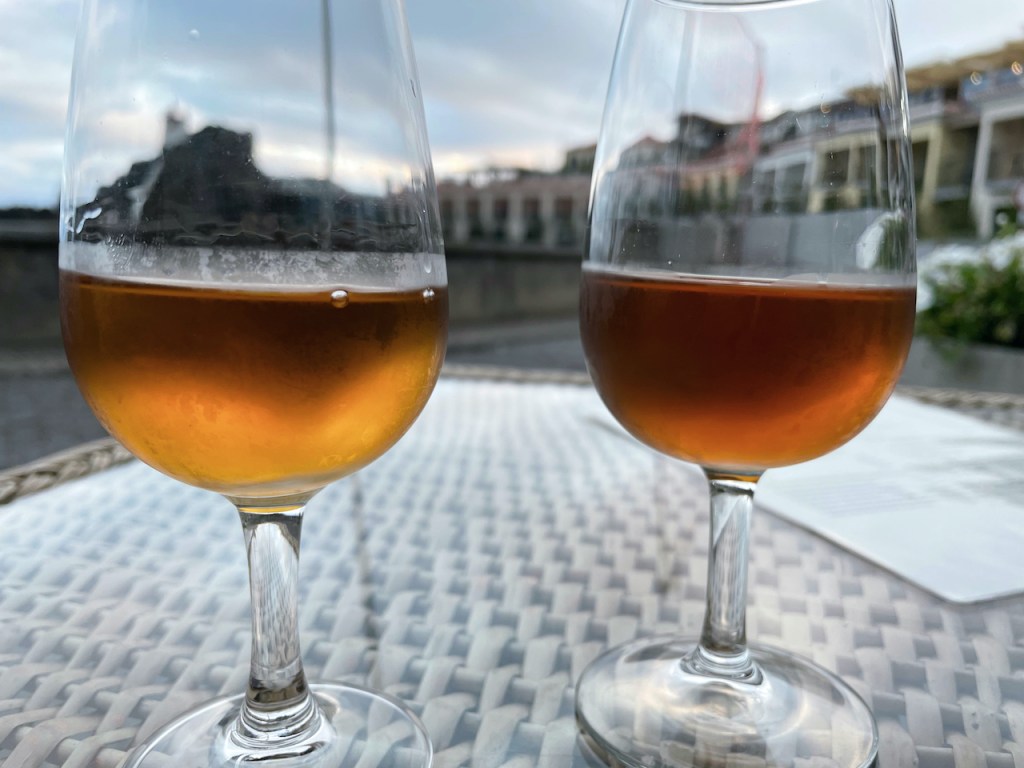 Essen und Trinken auf Madeira - Madeira-Wein in zwei Gläsern