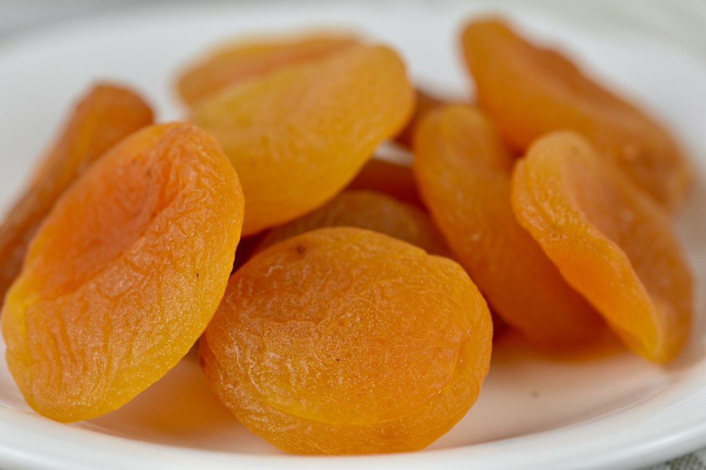 getrocknete Aprikosen auf weißem Teller