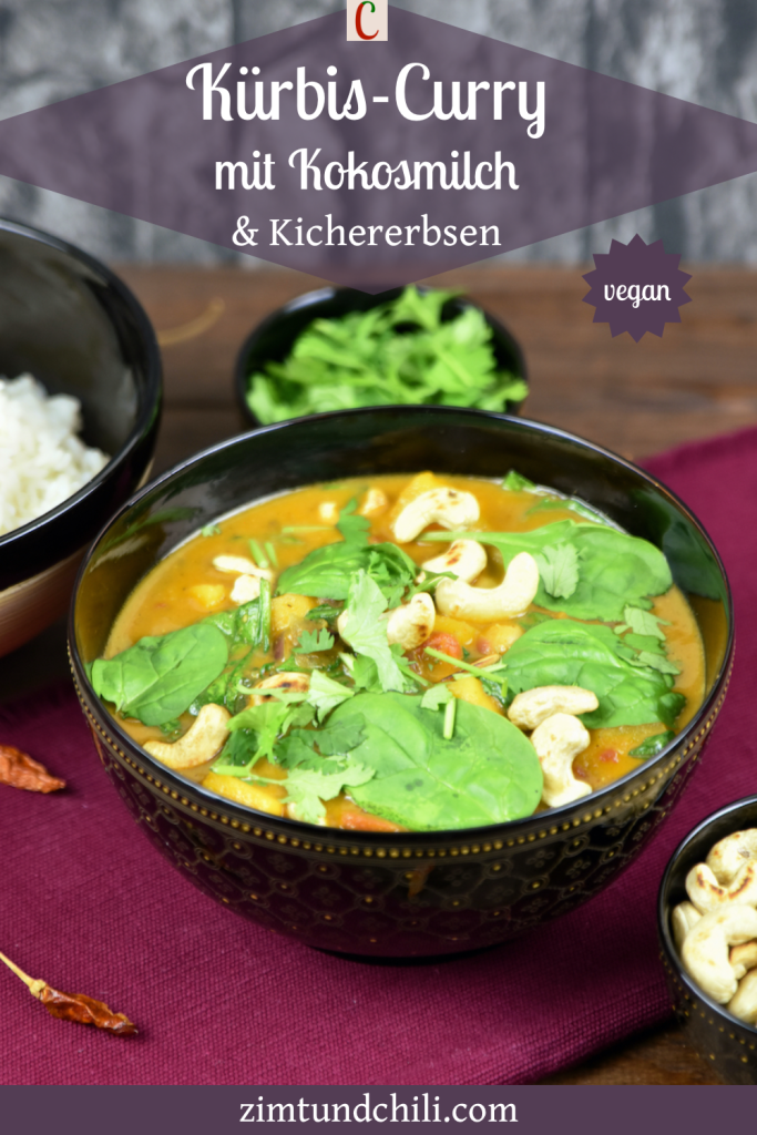 Kürbis-Curry mit Kokosmilch, Kichererbsen und Spinat in einer dunklen Schüssel. Beschrifteter Pin