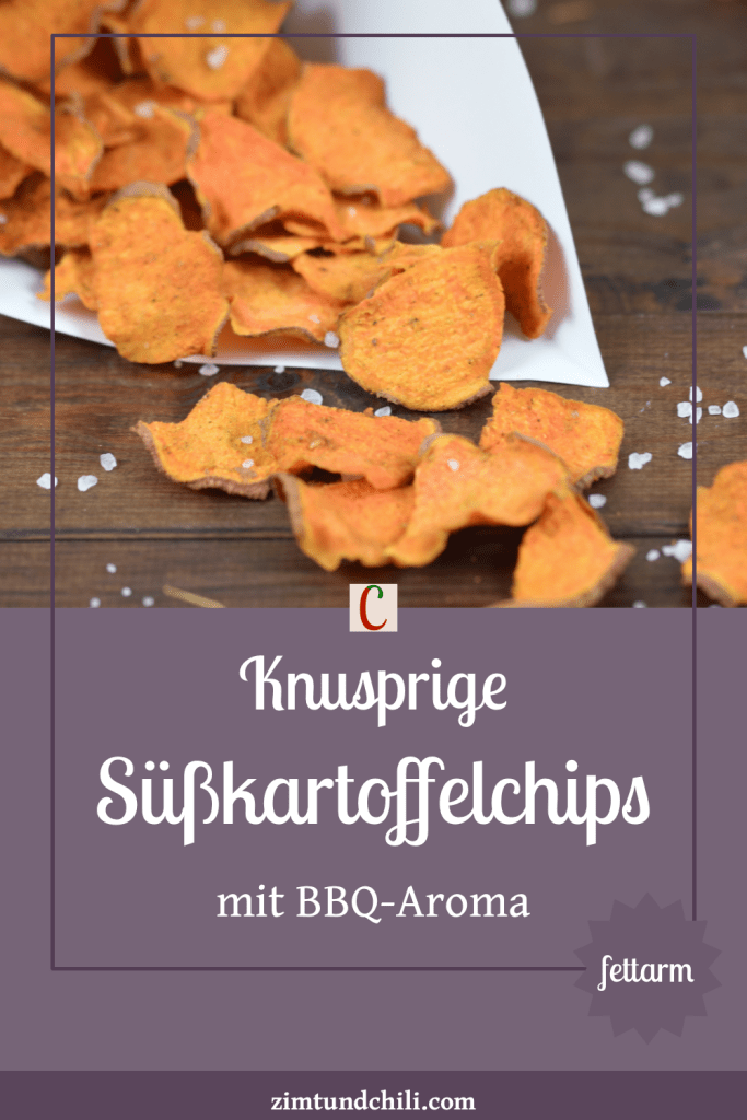 Knusprige Süßkartoffelchips mit BBQ-Aroma in einer Papiertüte. Hintergrund dunkel.