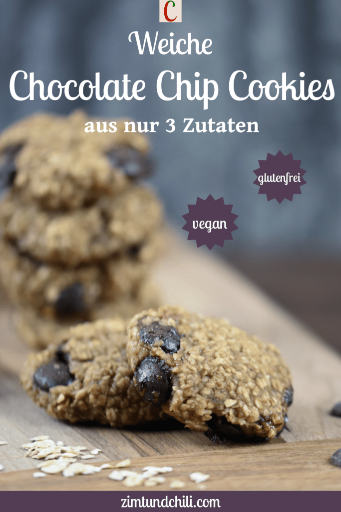 Weiche Chocolate Chip Cookies auf Holzbrett. Hintergrund dunkel. Beschrifteter Pin.