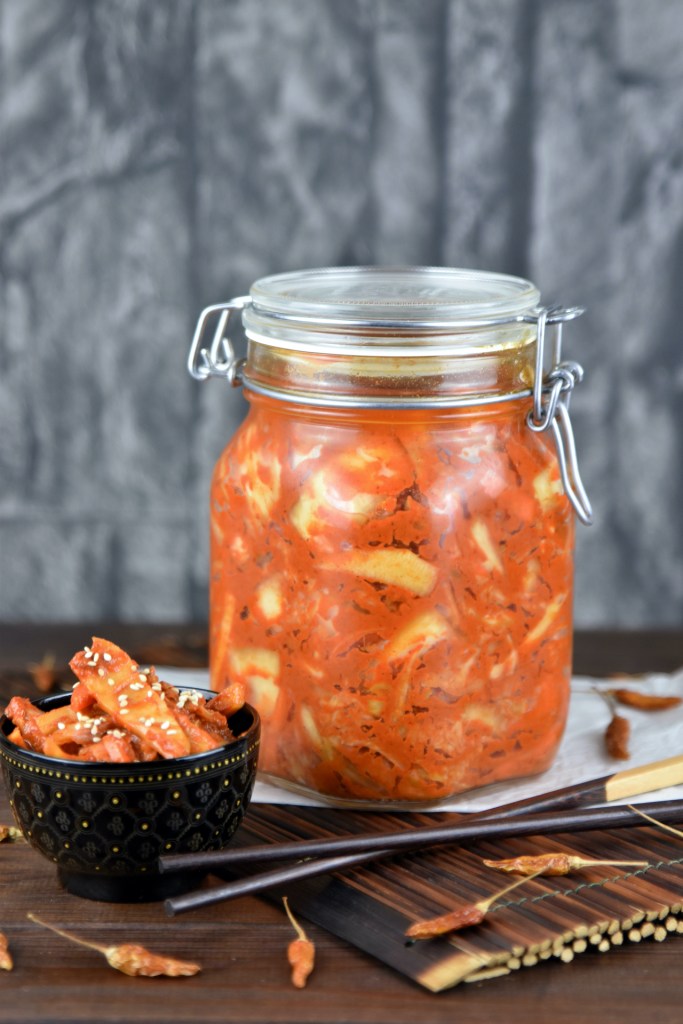 Kimchi selber machen - Kimchi in einem Einmachglas - Hintergrund dunkel.