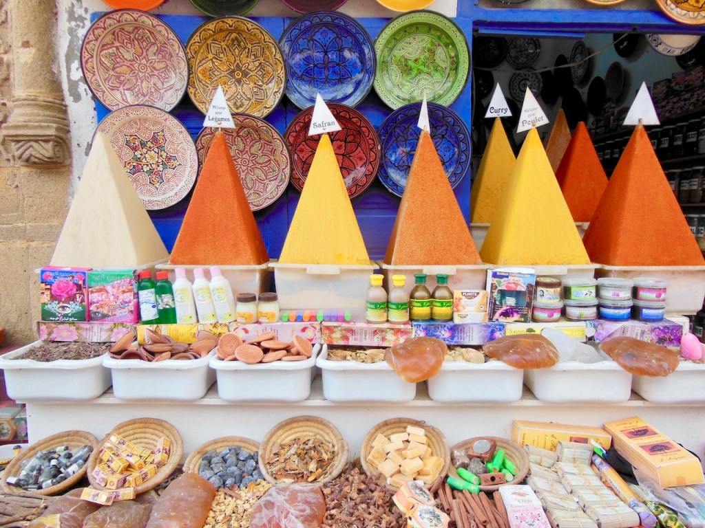 bunte Gewürzpyramiden in Marokko