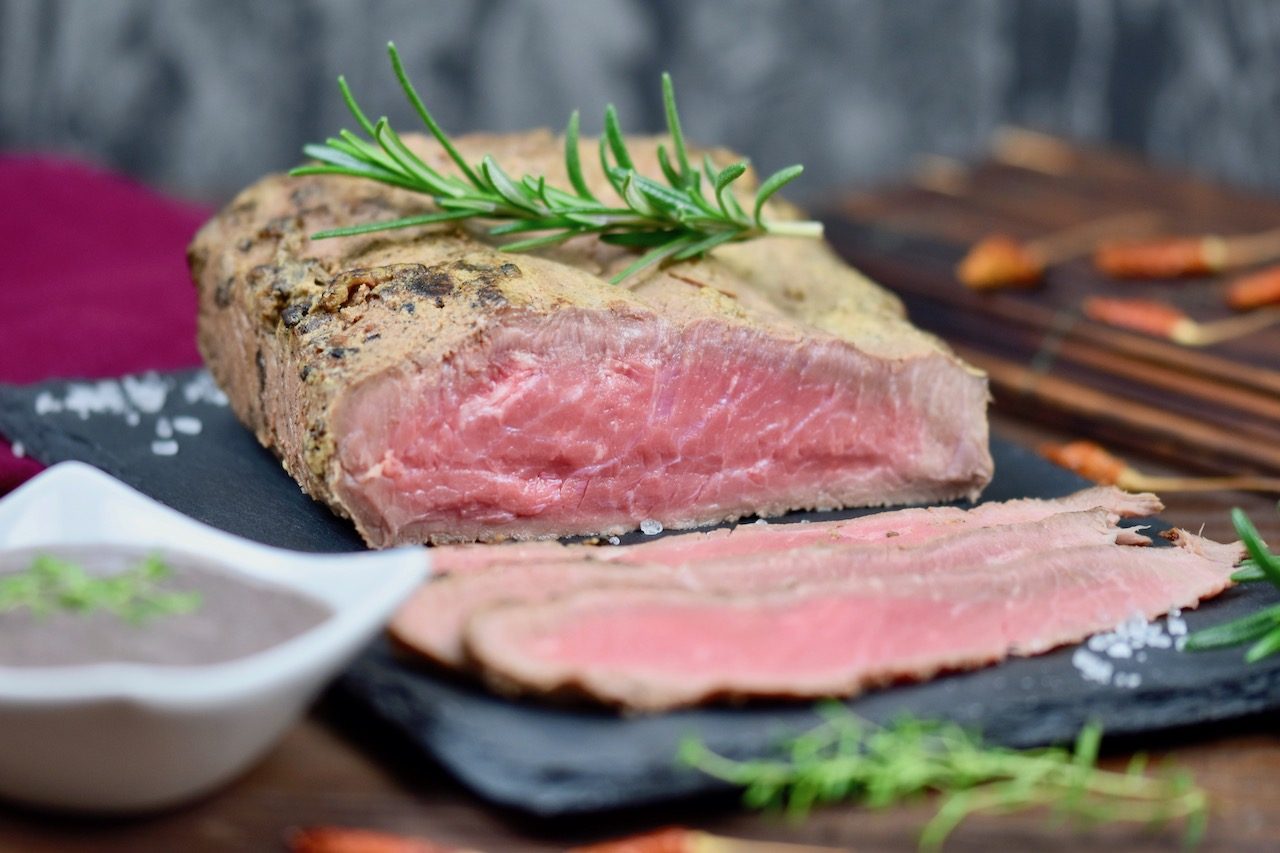 Roastbeef - saftig - Thymian-Rotwein-Sauce - Rezept - Niedrigtemperatur - im Backofen - Braten - Weihnachten - Slowcooker