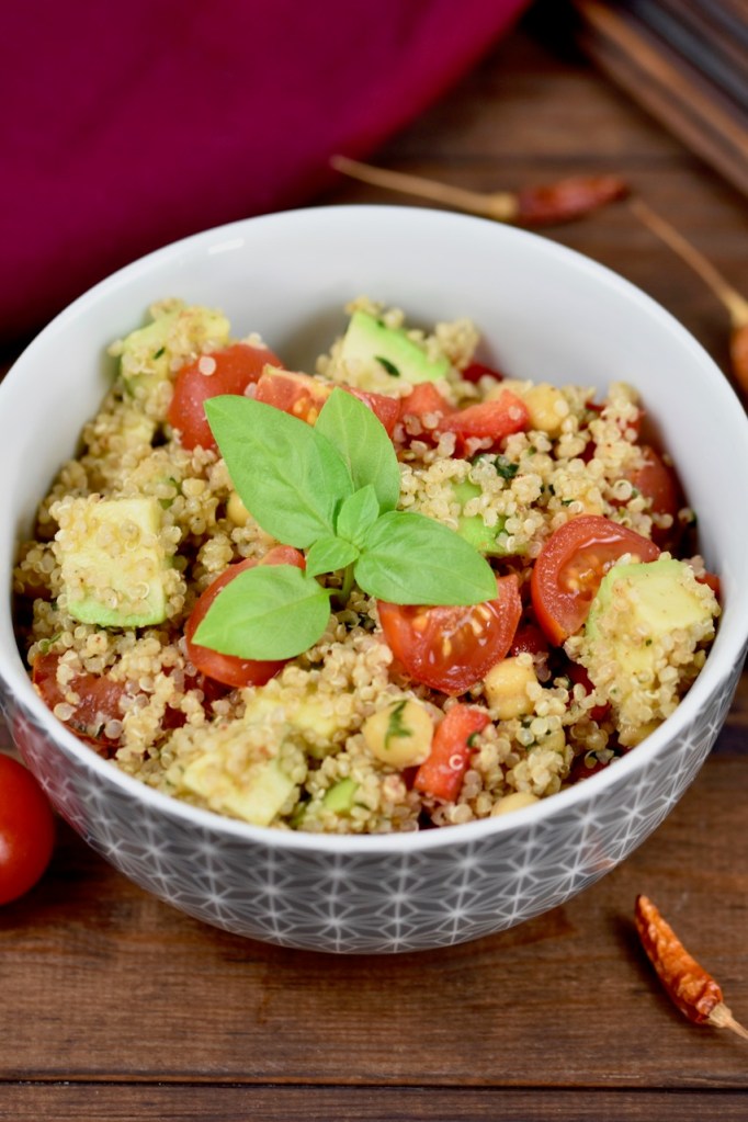 Quinoa-Kichererbsen-Salat - mit Avocado - Rezept - vegan - schnell - einfach - abnehmen - gesund - glutenfrei - Salat - Meal Prep