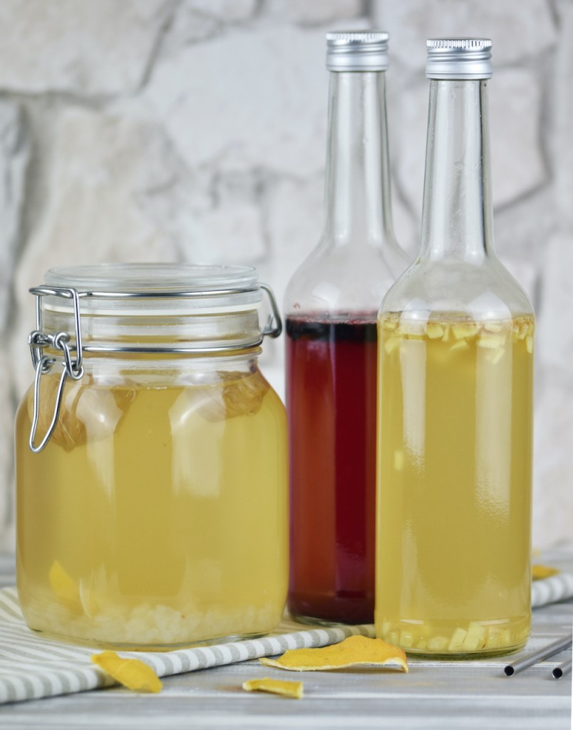 Wasserkefir im Einmachglas und in 2 Flaschen. Im Einmachglas ist der Ansatz und in den Flaschen die Zweitfermentation. In einer Flasche ist Ingwer und in einer sind Blaubeeren zugesetzt.