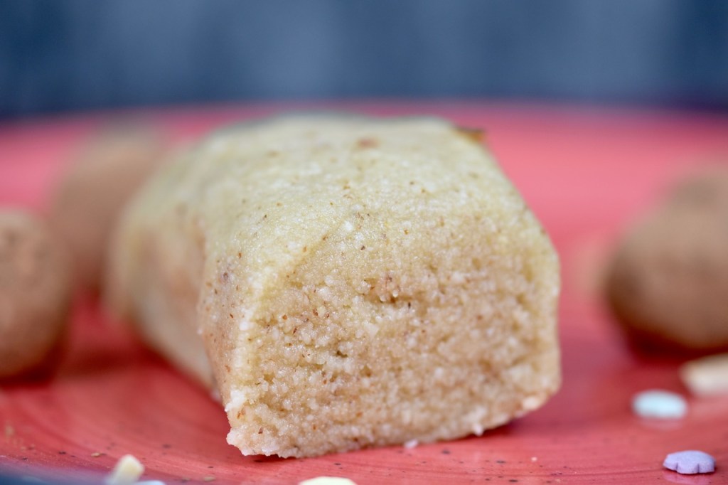 Marzipan selber machen - ohne Zucker - Rezept - Marzipan - weißes Marzipan - vegan - glutenfrei - selber herstellen - Mandelmehl - mit Rosenwasser - ohne Rosenwasser - zuckerfrei - Marzipankartoffeln - DIY