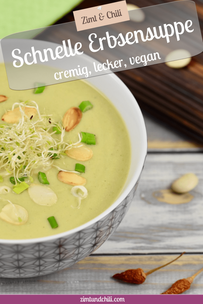 Schnelle Erbsensuppe in Porzellanschale, garniert mit Mandelplättchen, Frühlingszwiebeln und Sprossen. Hintergrund hell. Beschrifteter Pin.