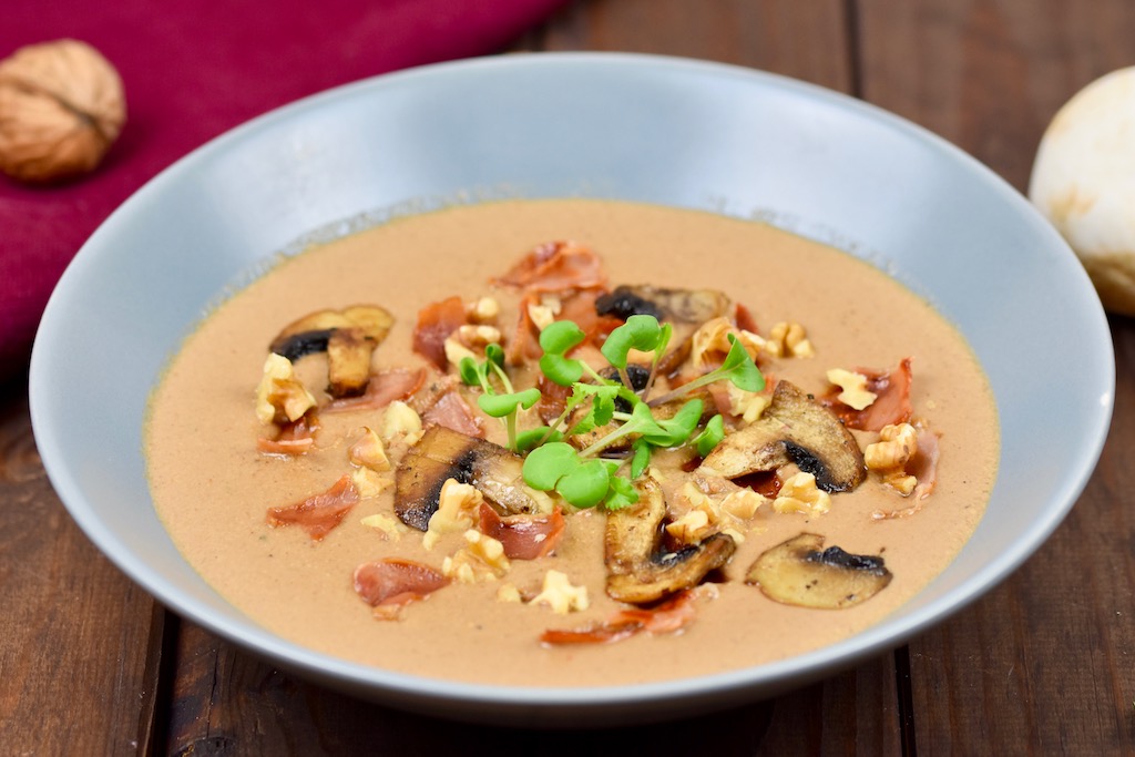 cremige Pilzsuppe mit Walnüssen und Sherry - Pilzsuppe - Rezept - vegan - cremig - Champignons - Waldpilze - getrocknete Pilze - Suppe