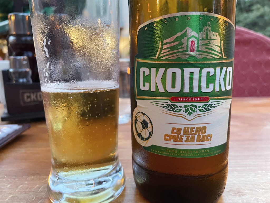 Essen und Trinken in Mazedonien - Skopsko Bier in der Flasche und halb gefülltes Glas