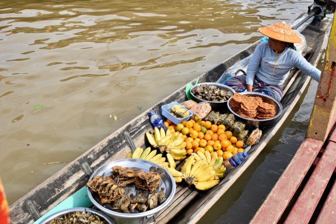 Die 25 leckersten Gerichte, von denen eine Verkäuferin im Boot bestimmt mindestens eins verkauft. Auf dem Inle See in Myanmar.