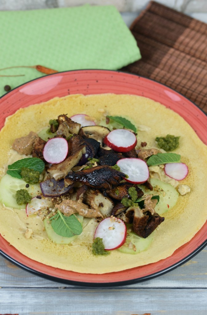 Pilz-Shawarma mit Tortilla auf rotem Teller.