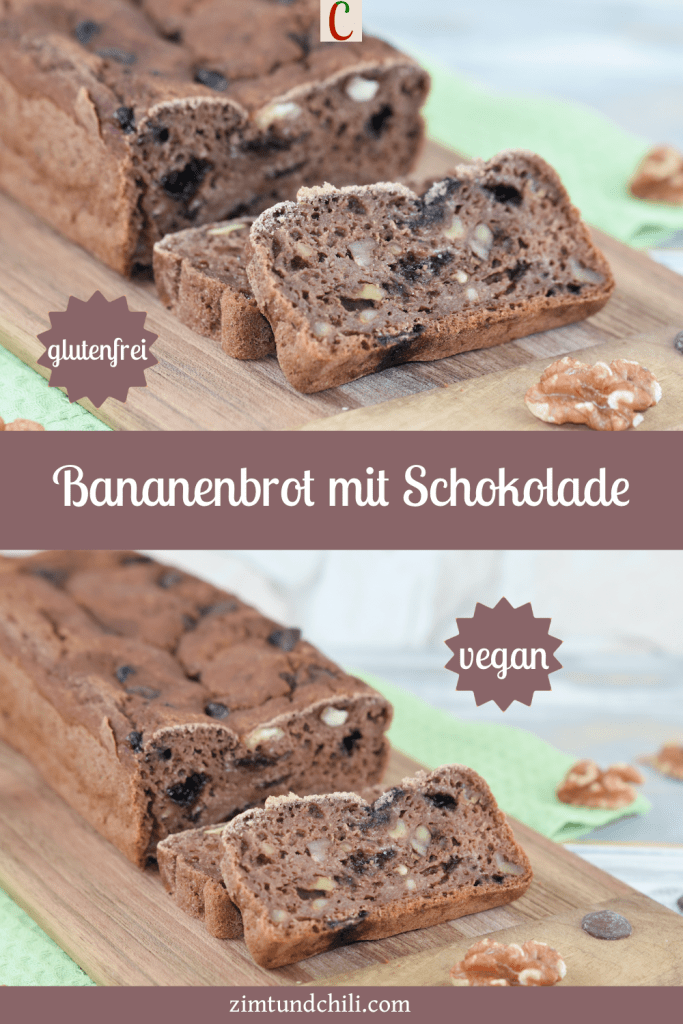 Angeschnittenes Bananenbrot mit Schokolade und Walnüssen auf Holzbrett. Hintergrund hell. Beschrifteter Pin mit 2 Fotos.