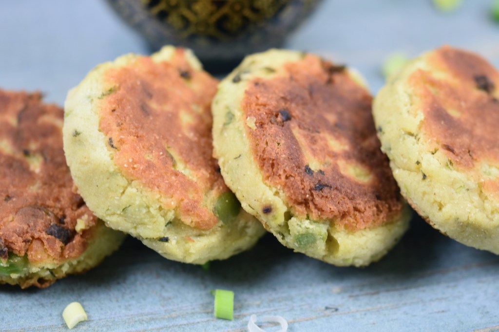 Indische Kartoffelküchlein auf blauem Teller. Nahaufnahme.