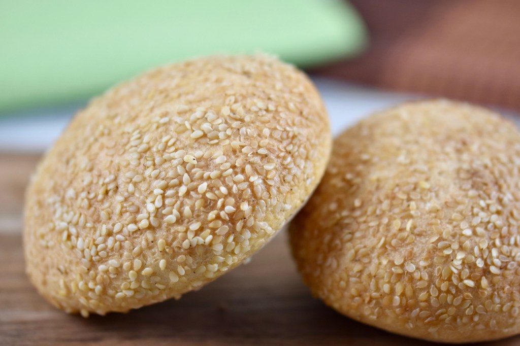 Zwei Burgerbrötchen auf Holzbrett