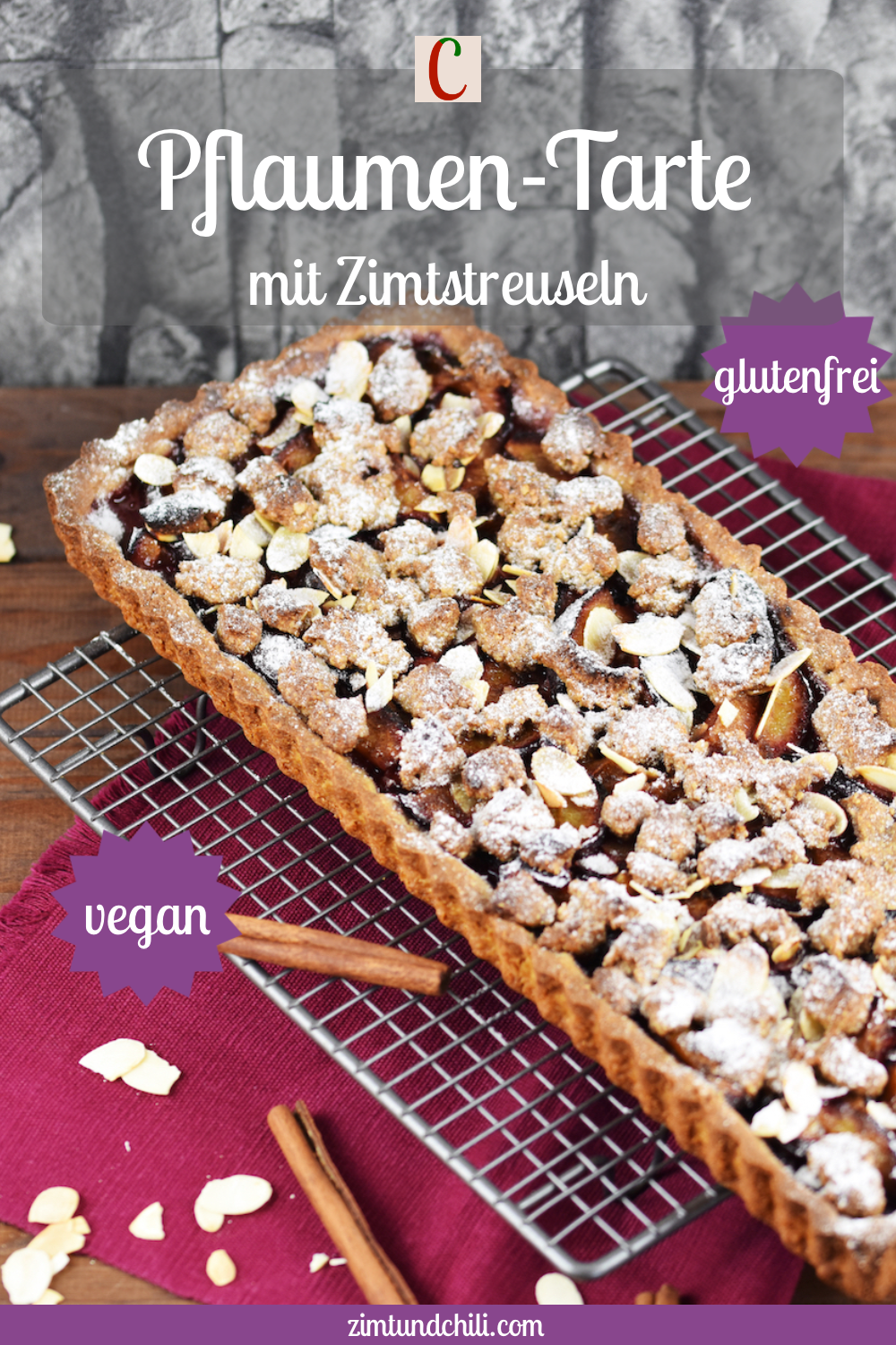 Glutenfreie Pflaumen-Tarte mit Zimtstreuseln. Hintergrund dunkel. Beschrifteter Pin.